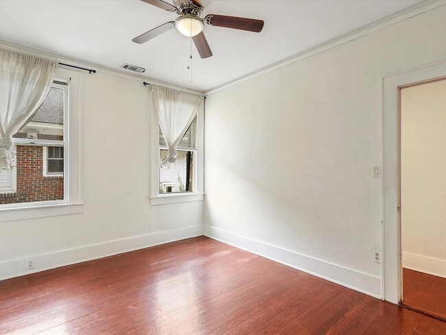 Building Photo - 617 E 49th St