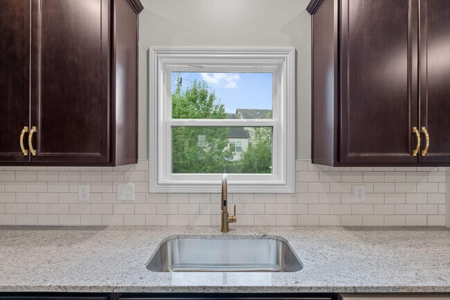 Building Photo - 453 Friendly Ave