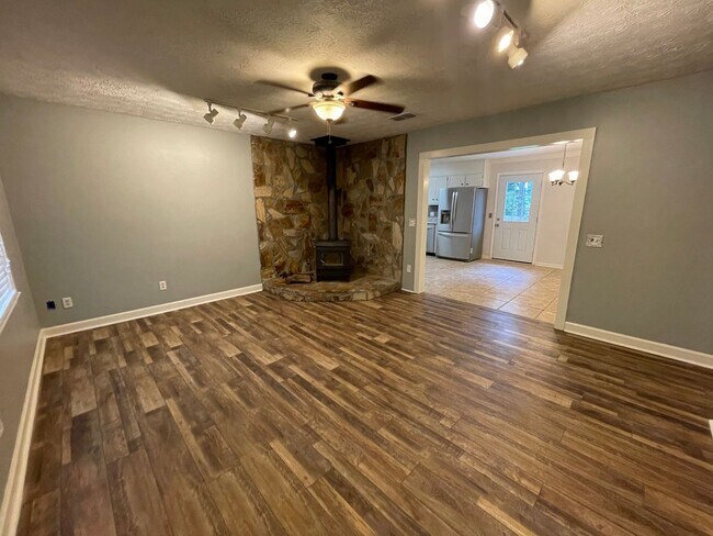 Building Photo - Nice 3/2 House in Armuchee- $1,895