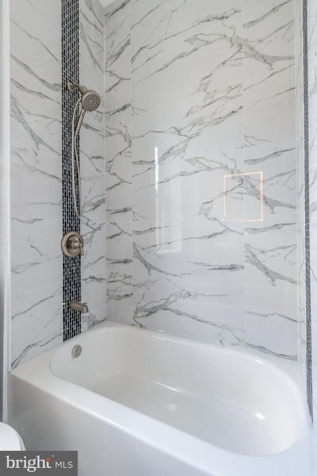 Building Photo - Breathtaking House for Rent wt Roof Deck