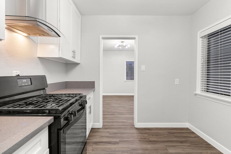 Building Photo - 1900 E 7th St