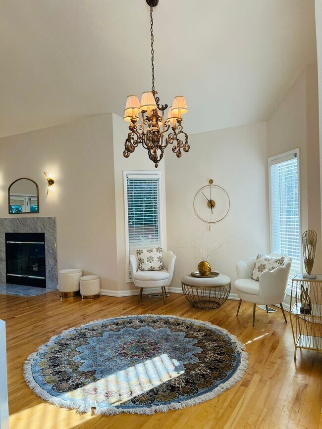 Building Photo - Beautiful and Spacious 3BD + Den