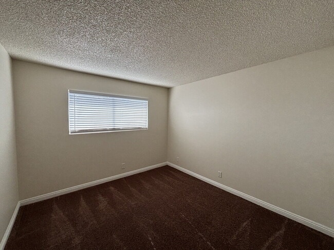 Building Photo - 2 Bedroom 1 bathroom Gem