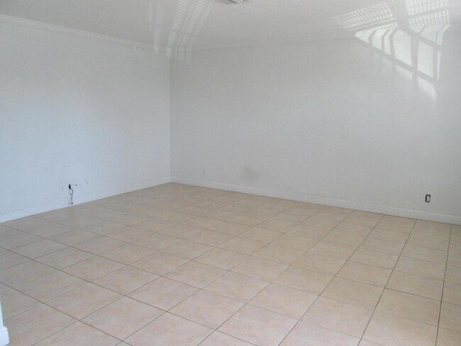 Building Photo - 405 N Cypress Dr