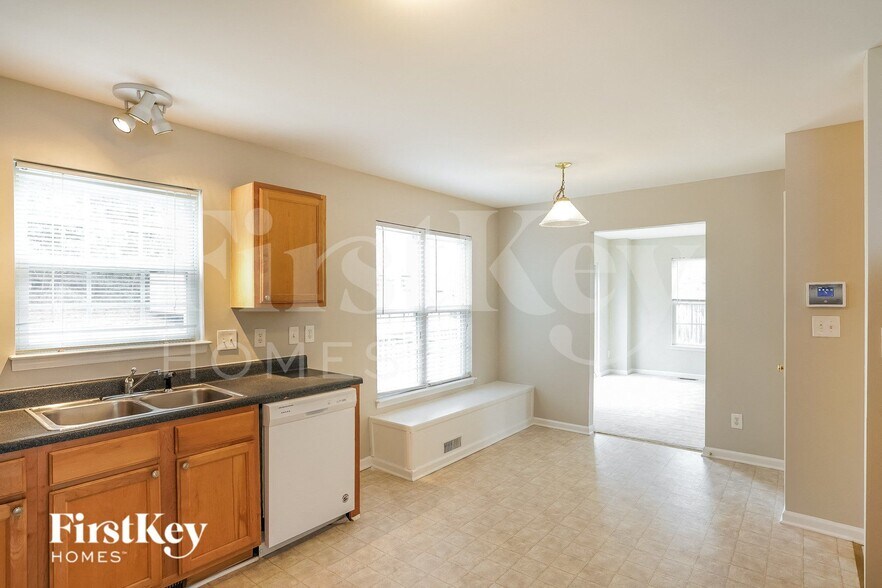 Building Photo - 809 Hounds Chase Dr