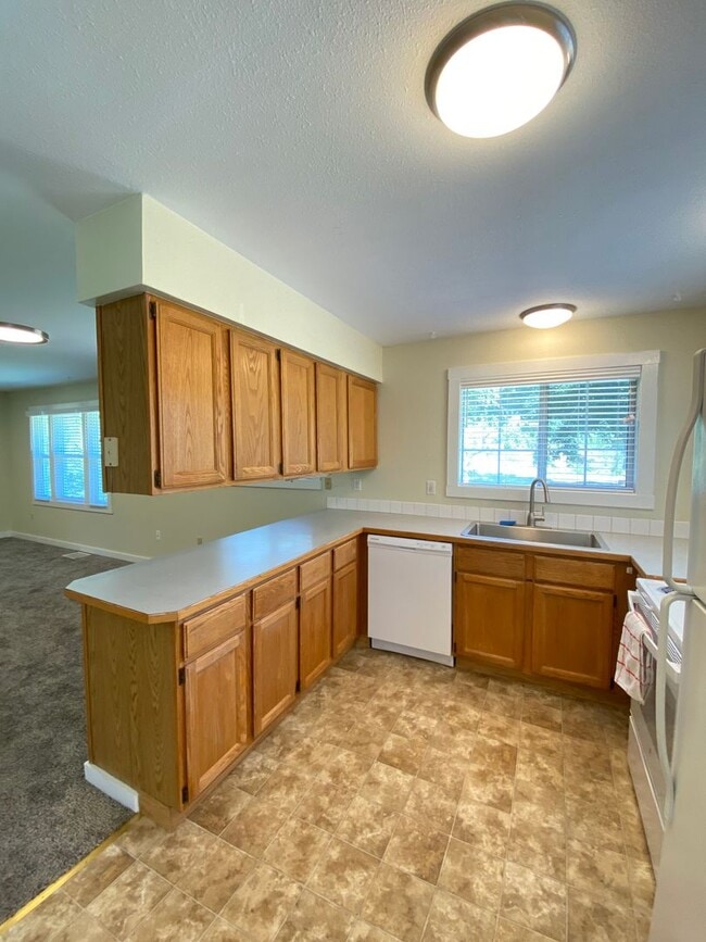 Building Photo - $1,695 - 2 Bed / 1 Bath Spacious House in ...
