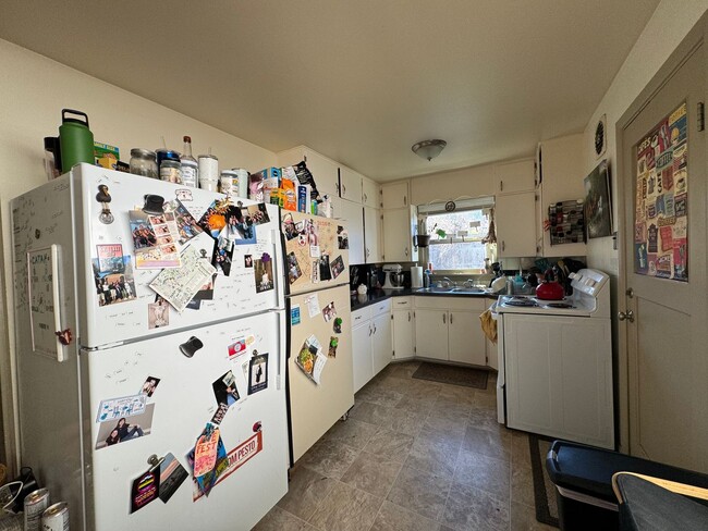 Building Photo - 7 Bed 2.5 Bath House - Near WWU