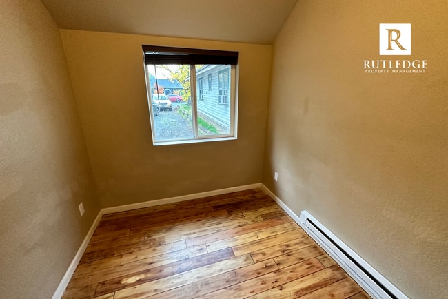 Building Photo - Cozy 2 Bedroom, 1 Bath in the Heart of Med...