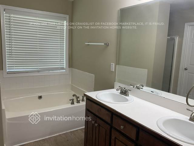 Building Photo - 1425 River Falls View