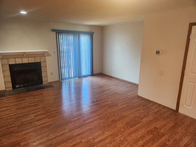 Building Photo - Updated 2 Story Townhome Close to UCCS