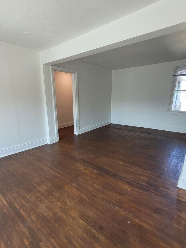 Building Photo - 565 W Market St