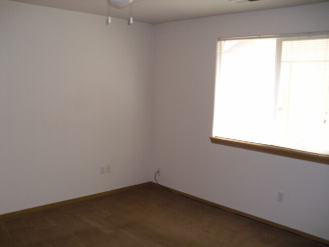 Building Photo - All the Amenities for a Friendly Price