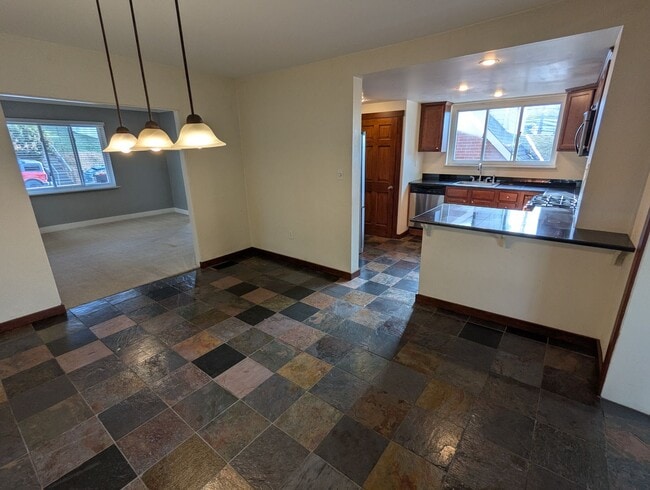 Building Photo - 4 Bedroom, 2 Bathroom Single Family Home (Mt. Washington)