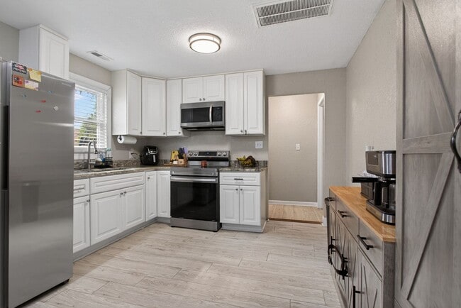 Building Photo - 2210 Pearl St