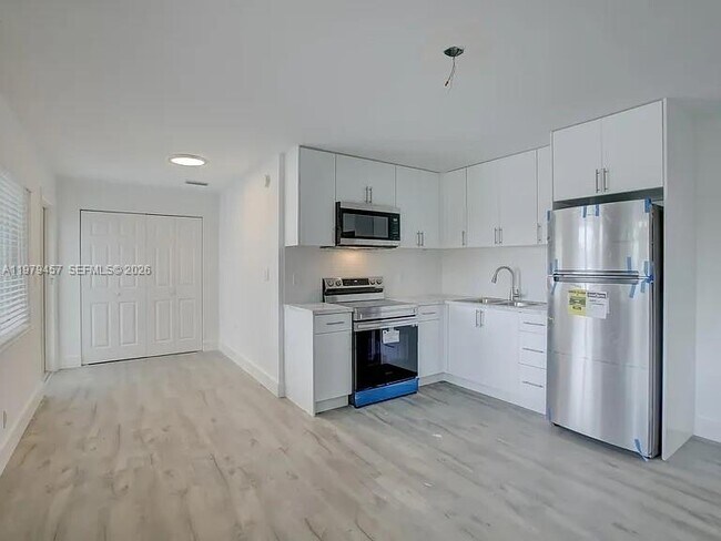 Building Photo - 1335 NE 5th Ave