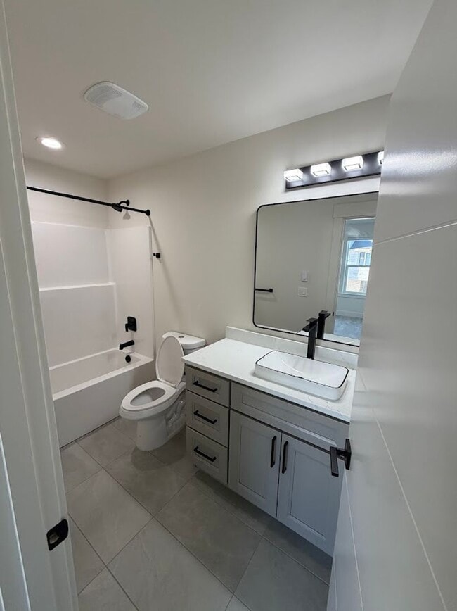 Building Photo - Modern Living Duplex in Keizer