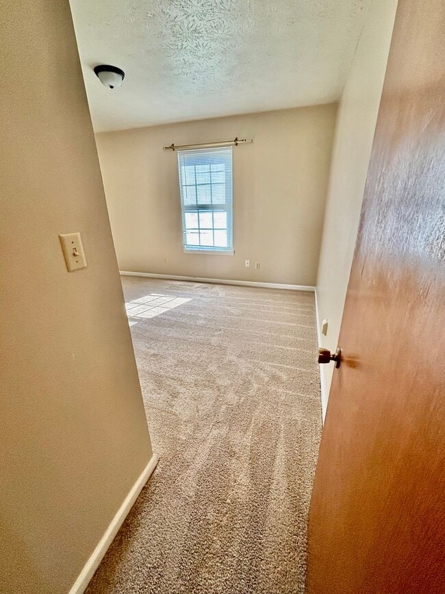 Building Photo - Two bedroom with new carpet! DECEMBER FREE!!