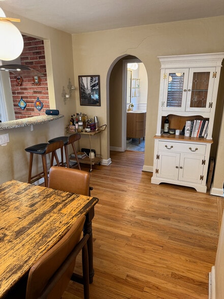 Bar area and bar stools at the breakfast counter - 3423 N Saint Paul St