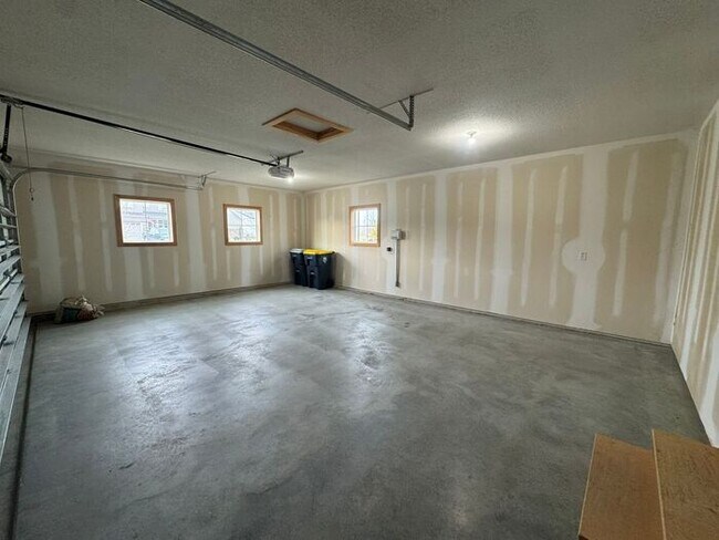 Building Photo - Luxury 5BR 4 BA Home w/ Pool and Clubhouse Access in GREAT location!