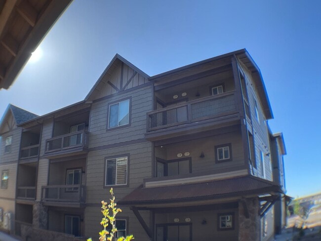 Building Photo - MOVE IN READY! Top-Floor Condo in the Hear...