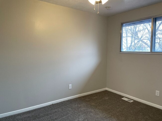 Building Photo - 5 Bedroom/2 Bathroom House in Layton