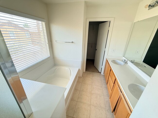 Building Photo - 2416 Cockatoo Dr
