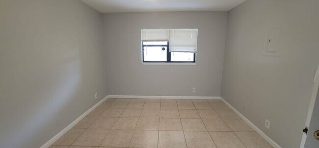 Building Photo - Great 1/1 in the Heart of Sunrise