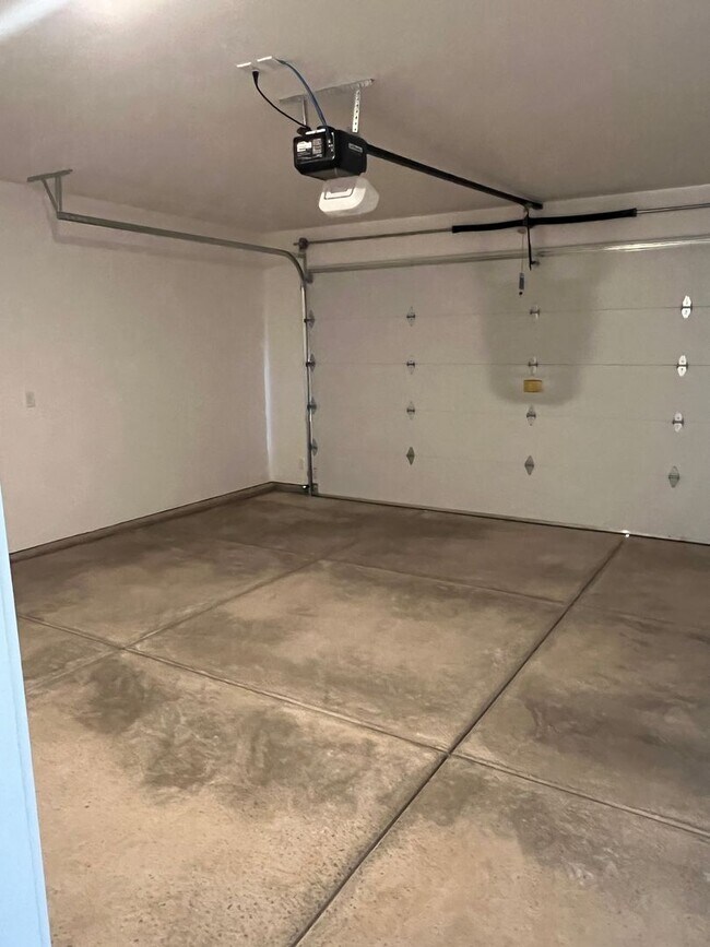 Building Photo - Newer 4 bedroom townhome in South Desert Gardens!