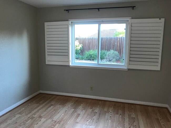 Building Photo - Charming 2/2 in South Davis