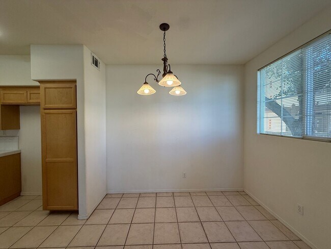 Building Photo - Centrally Located Downstairs Condo in the Oak Creek Villas