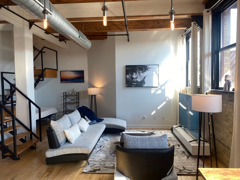 Building Photo - 215 W Maple St