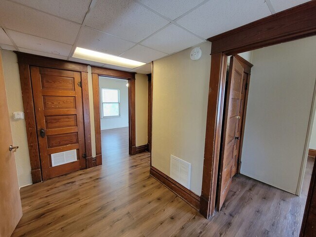 Building Photo - 604 W Seerley Blvd