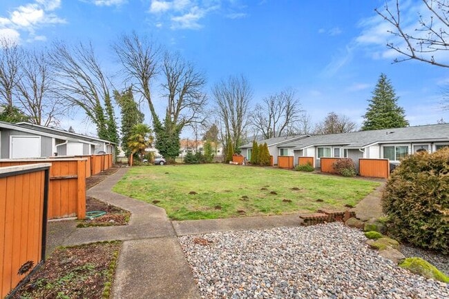 Building Photo - 2 bedroom 1 bath in Clackamas!!