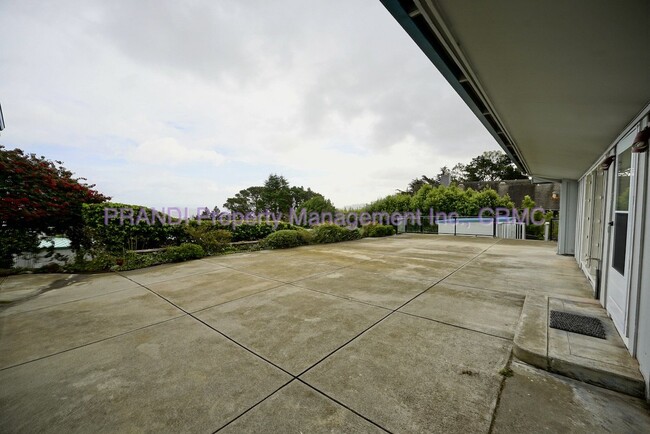 Building Photo - Mt. Tam View Home with Hardwood Floors and...