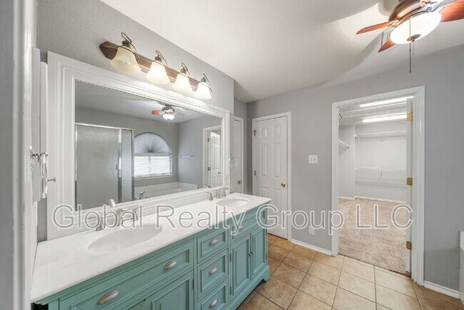 Building Photo - 2624 Cloverbrook Ln