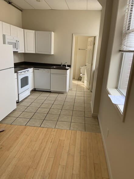 Building Photo - 387 High St