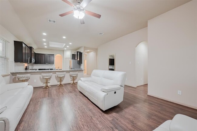 Building Photo - 4410 Fenetre Forest St