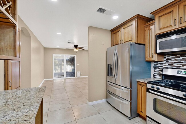Building Photo - 3 bedroom, 2 bath single story home in Wes...