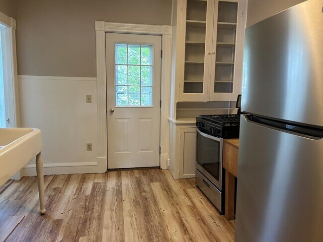 Building Photo - 14 Crombie St