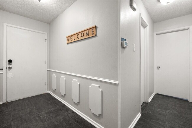 Building Photo - Fully Furnished Long-Term Rental!!