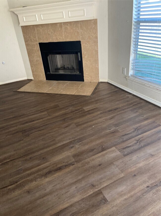 Building Photo - 1930 Shady Oaks Ct