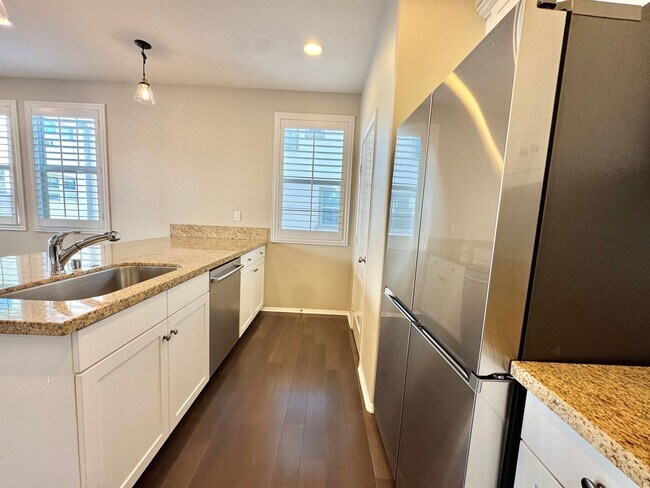 Building Photo - Newer Built Townhome with Solar in Gated Community! Pet-Friendly!