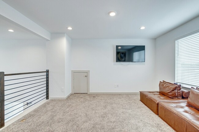 Building Photo - 12827 Barnsbury Ln
