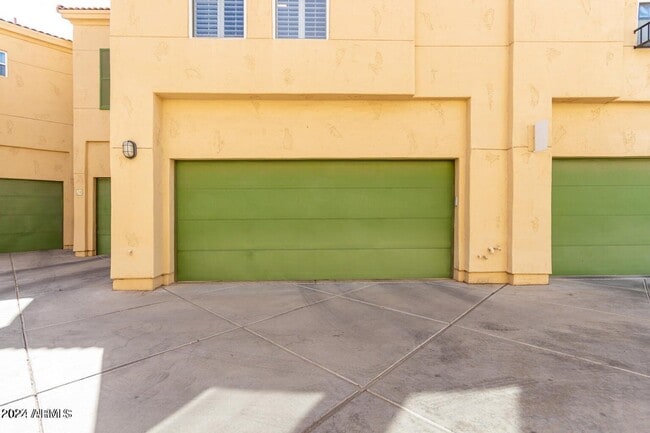 Building Photo - 5015 E Cheyenne Dr