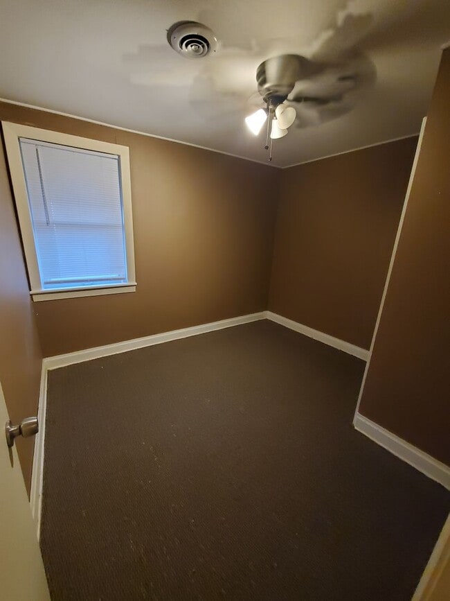Building Photo - 3 Bedroom with open living room/kitchen/dining area, all on one floor including laundry!