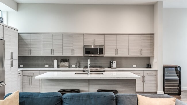 Building Photo - 1004 California St