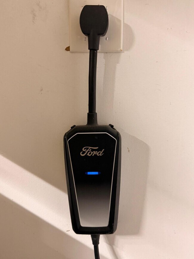 Building Photo - 1902 SW Aladdin St