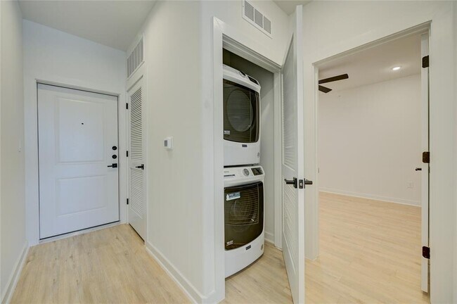 Building Photo - 100 Mockingbird Ln W