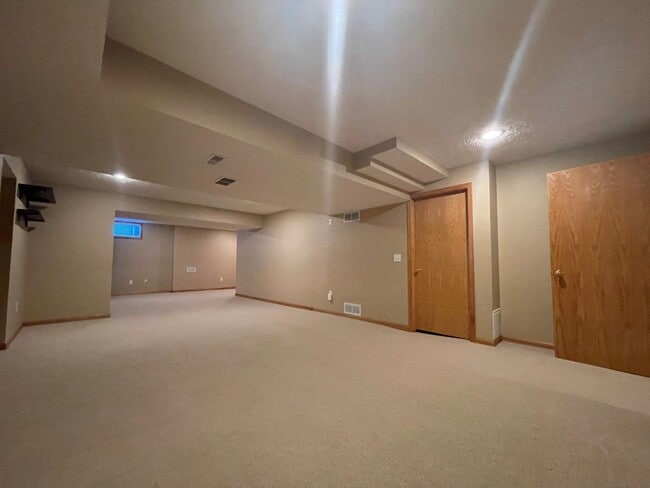 Building Photo - Home For Rent Bellevue.