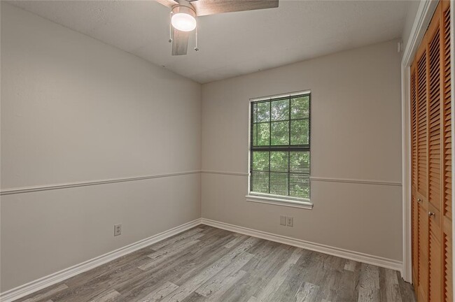 Building Photo - 610 Normal Park Dr